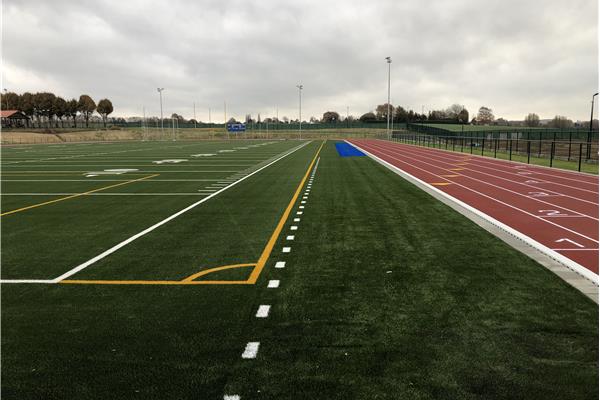 Aanleg sportpark met kunstgrasveld voor voetbal, American football en rugby en atletiekpiste (4.500 m2) - Sportinfrabouw NV